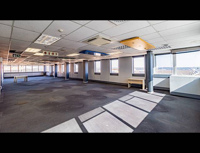 1,100M² OFFICE TO LET IN FERNDALE